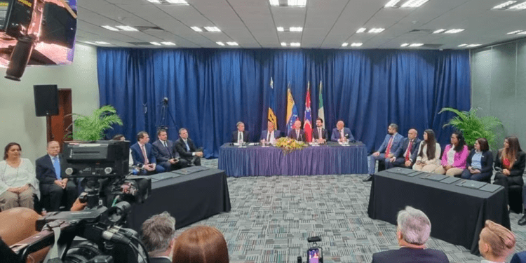 Las delegaciones del gobierno venezolano y sus opositores se reúnen con delegados de Noruega, Países Bajos, Rusia, Estados Unidos y otras naciones para firmar acuerdos parciales de corte político y económico, en Barbados, este martes 17 de octubre de 2023.