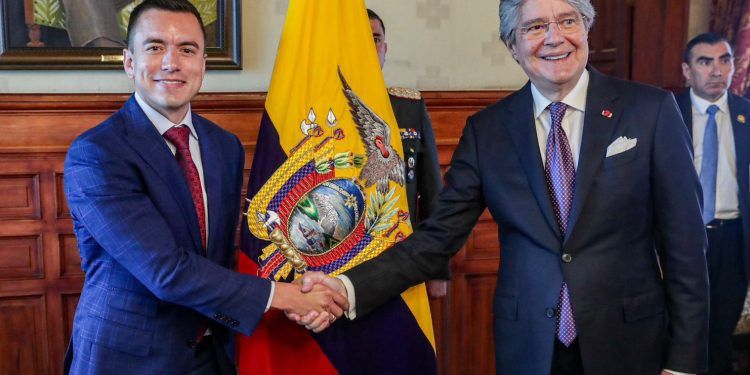 Primer encuentro oficial entre presidentes saliente y entrante de Ecuador (+ Video)