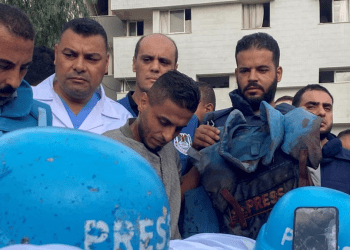 Colegas de los periodistas palestinos Mohammed Sobh y Saeed al-Taweel, los despidieron el 10 de octubre luego de que fueran impactados por un misil israelí en un edificio donde laboraban en la ciudad de Gaza.