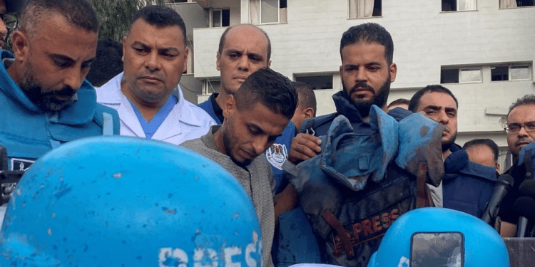Colegas de los periodistas palestinos Mohammed Sobh y Saeed al-Taweel, los despidieron el 10 de octubre luego de que fueran impactados por un misil israelí en un edificio donde laboraban en la ciudad de Gaza.