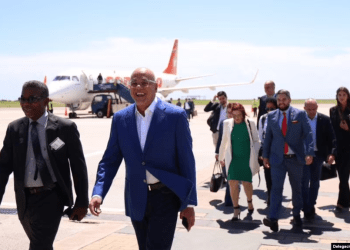 La delegación del gobierno del presidente Nicolás Maduro en el proceso de diálogo, presidida por Jorge Rodríguez, al llegar a Barbados el martes 17 de octubre de 2023. (Cortesía delegación oficialista)