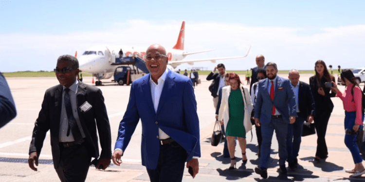 La delegación del gobierno del presidente Nicolás Maduro en el proceso de diálogo, presidida por Jorge Rodríguez, al llegar a Barbados el martes 17 de octubre de 2023. (Cortesía delegación oficialista)