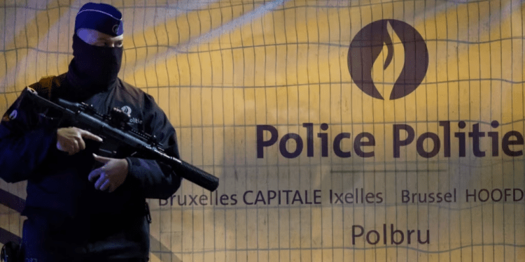 Un agente de la policia belga se mantiene en guardia tras el tiroteo en las calles de Bruselas, el 16 de octubre de 2023. [REUTERS]