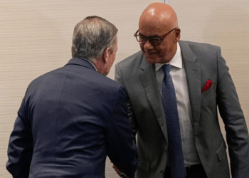 Gerardo Blyde, de la opositora Plataforma Unitaria, de espaldas, y Jorge Rodríguez, jefe delegado del oficialismo venezolano, se saludan en el marco de las negociaciones en Ciudad de México, el 26 de noviembre de 2022.