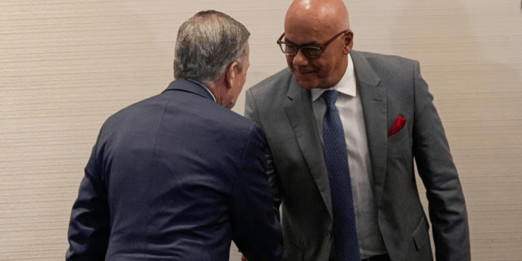 Gerardo Blyde, de la opositora Plataforma Unitaria, de espaldas, y Jorge Rodríguez, jefe delegado del oficialismo venezolano, se saludan en el marco de las negociaciones en Ciudad de México, el 26 de noviembre de 2022.