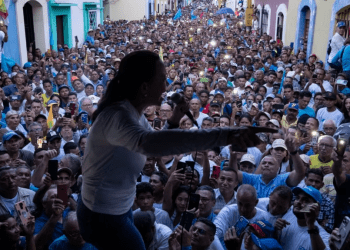 María Corina Machado, candidata presidencial de Vente Venezuela, hablar durante un mitin en el estado Carabobo, el 5 de octubre de 2023. Machado lidera las encuestas de cara a las primarias opositoras del próximo domingo