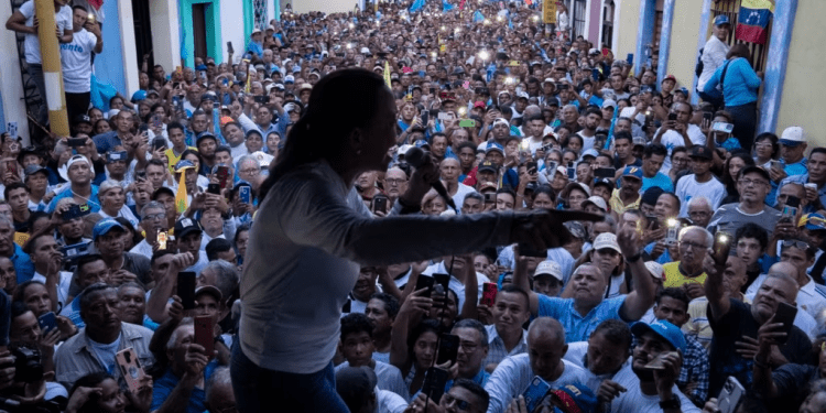 María Corina Machado, candidata presidencial de Vente Venezuela, hablar durante un mitin en el estado Carabobo, el 5 de octubre de 2023. Machado lidera las encuestas de cara a las primarias opositoras del próximo domingo