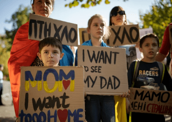 Niños ucranianos sostienen pancartas durante una protesta frente a la embajada rusa en Bucarest, Rumania, el sábado 14 de octubre de 2023.
