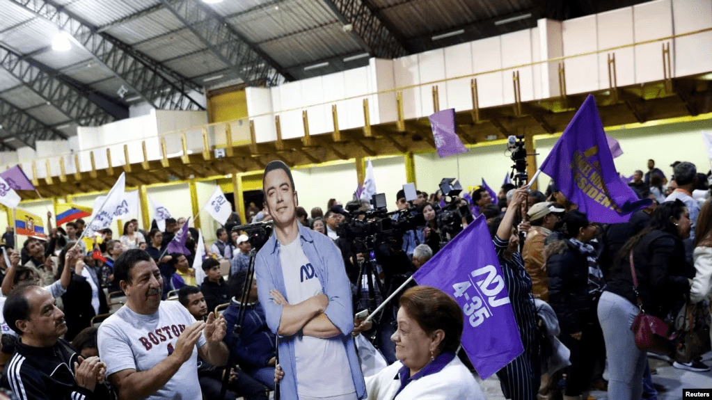 Partidarios del candidato presidencial ecuatoriano Daniel Noboa asisten a una reunión de elecciones en Quito, Ecuador, el 15 de octubre de 2023. REUTERS/Karen Toro