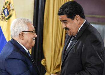 ARCHIVO - El presidente venezolano Nicolás Maduro saluda al dirigente de la Autoridad Nacional Palestina, Mahmoud Abbas, en su visita a Caracas, el 7 de mayo de 2018.