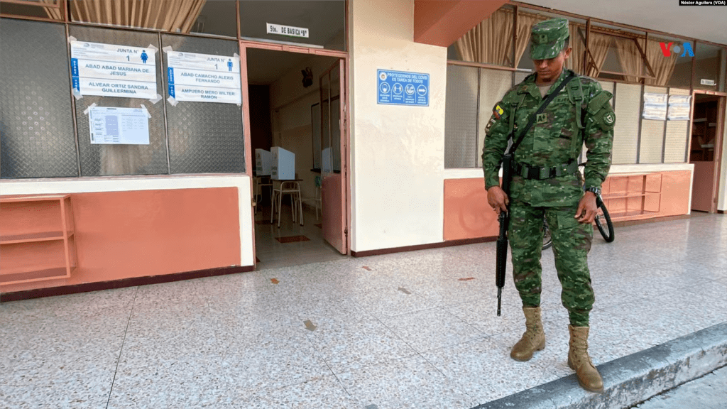 Un soldado custodia un centro electoral en Quito, capital de Ecuador, durante la segunda vuelta de las elecciones generales, la mañana del domingo 15 de octubre de 2023.