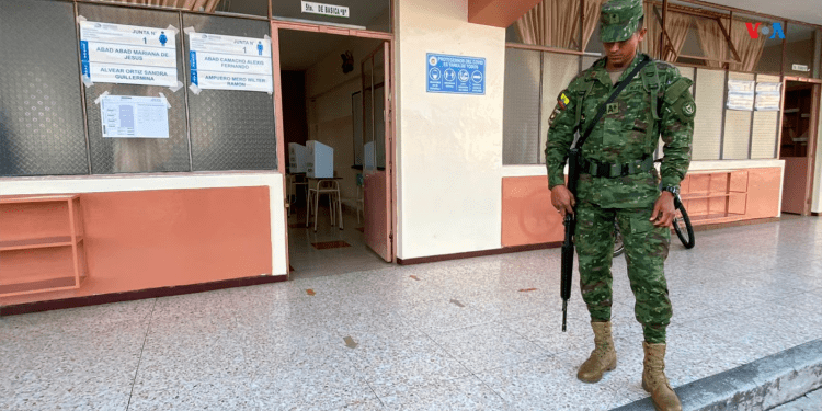 Un soldado custodia un centro electoral en Quito, capital de Ecuador, durante la segunda vuelta de las elecciones generales, la mañana del domingo 15 de octubre de 2023.
