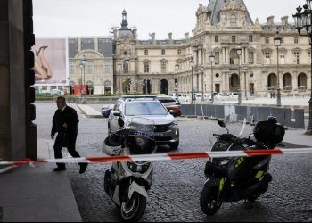 Francia: Evacúan este sábado el palacio de Versalles y Museo de Louvre, tras amenaza de bomba