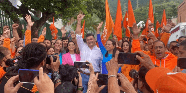 Freddy Superlano, candidato presidencial de Voluntad Popular, gesticula tras dimitir y expresar su apoyo a María Corina Machado, postulada de Vente Venezuela a la primaria opositora del 22 de octubre, a su lado, en Caracas, el viernes 13 de octubre de 2023.