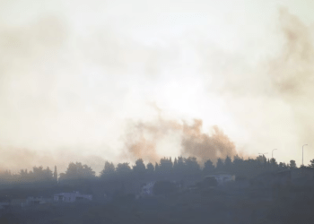 El humo se eleva después de un bombardeo israelí en la aldea de Odaisseh, cerca de la frontera con Israel, en el sur del Líbano, el viernes 13 de octubre de 2023. (Foto AP/Bilal Hussein)