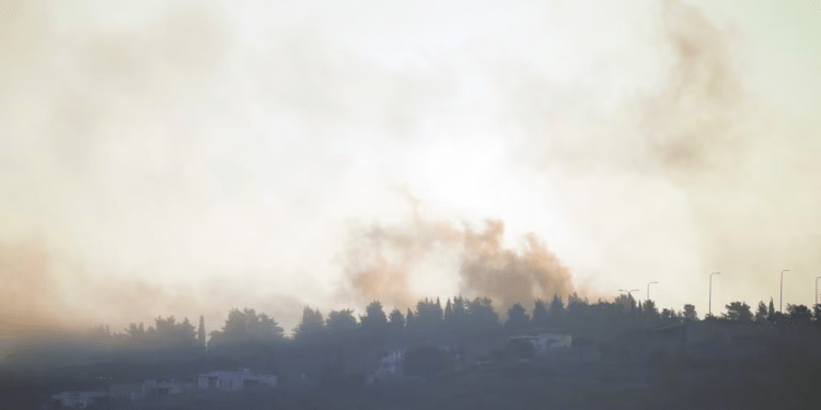 El humo se eleva después de un bombardeo israelí en la aldea de Odaisseh, cerca de la frontera con Israel, en el sur del Líbano, el viernes 13 de octubre de 2023. (Foto AP/Bilal Hussein)