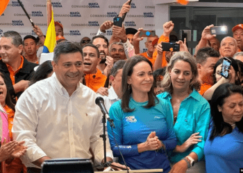 Freddy Superlano al declinar a su candidatura y apoyar a María Corina Machado en la primaria presidencial de la oposición de Venezuela.
