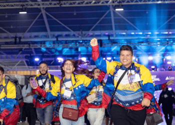 Los seis integrantes de la selección venezolana de robótica en el mundial First Global Challenge.