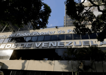 Fachada de la sede principal de Petróleos de Venezuela (PDVSA), en Caracas. (AP Photo/Fernando Llano)