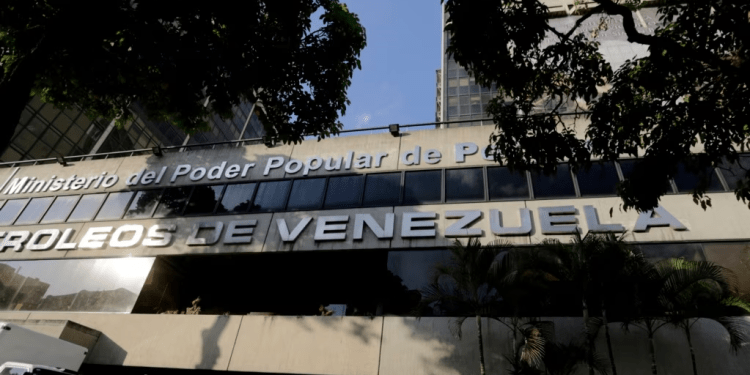 Fachada de la sede principal de Petróleos de Venezuela (PDVSA), en Caracas. (AP Photo/Fernando Llano)