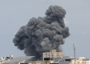 El humo envuelve un edificio en Gaza, el 9 de octubre de 2023,