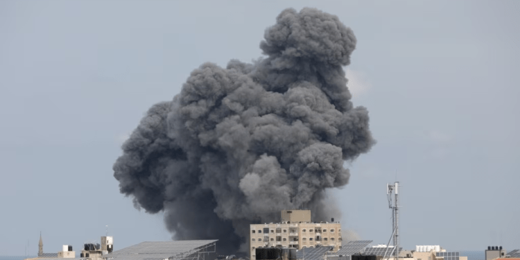 El humo envuelve un edificio en Gaza, el 9 de octubre de 2023,