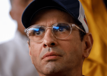 El hoy ex candidato presidencial de Primero Justicia, Henrique Capriles Radonski, participa en un acto político en Caracas, el pasado 10 de marzo. El dirigente renunció este domingo a su aspiración a ser el postulado presidencial de toda la oposición venezolana.