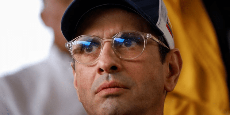 El hoy ex candidato presidencial de Primero Justicia, Henrique Capriles Radonski, participa en un acto político en Caracas, el pasado 10 de marzo. El dirigente renunció este domingo a su aspiración a ser el postulado presidencial de toda la oposición venezolana.