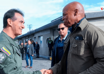 El alcalde de la ciudad de Nueva York, Eric Adams, se encuentra en Colombia donde ha viajado con el propósito de profundizar en las causas de la crisis migratoria que se vive en los países de mayor flujo migratorio. Créditos: Policía de Colombia.