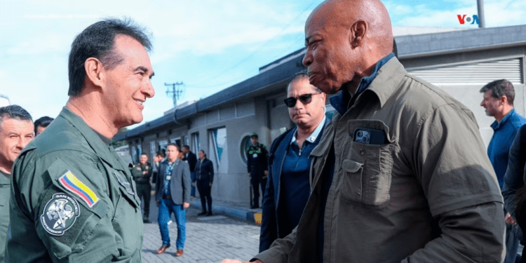 El alcalde de la ciudad de Nueva York, Eric Adams, se encuentra en Colombia donde ha viajado con el propósito de profundizar en las causas de la crisis migratoria que se vive en los países de mayor flujo migratorio. Créditos: Policía de Colombia.