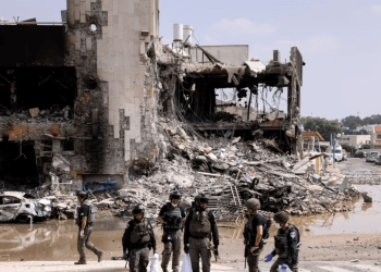 Miembros de la seguridad israelí se reúnen luego de una infiltración masiva de hombres armados de Hamás desde la Franja de Gaza, en Sderot, sur de Israel, el 8 de octubre de 2023.