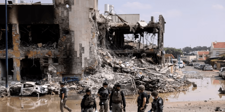 Miembros de la seguridad israelí se reúnen luego de una infiltración masiva de hombres armados de Hamás desde la Franja de Gaza, en Sderot, sur de Israel, el 8 de octubre de 2023.