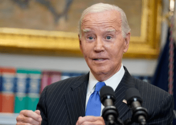 El presidente Joe Biden responde a las preguntas de los periodistas después de hablar sobre el informe de empleo de septiembre en la Sala Roosevelt de la Casa Blanca, el 6 de octubre de 2023, en Washington.