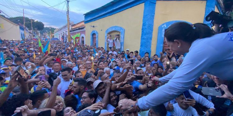 María Corina Machado desbordó con simpatizantes cuatro esquinas de la parroquia San Blas en Valencia (+ Video)