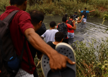 Migrantes, en su mayoría de Venezuela, cruzan el río Bravo con la intención de entregarse a los agentes de la Patrulla Fronteriza de Estados Unidos, visto desde Ciudad Juárez, México, el 21 de septiembre de 2023.