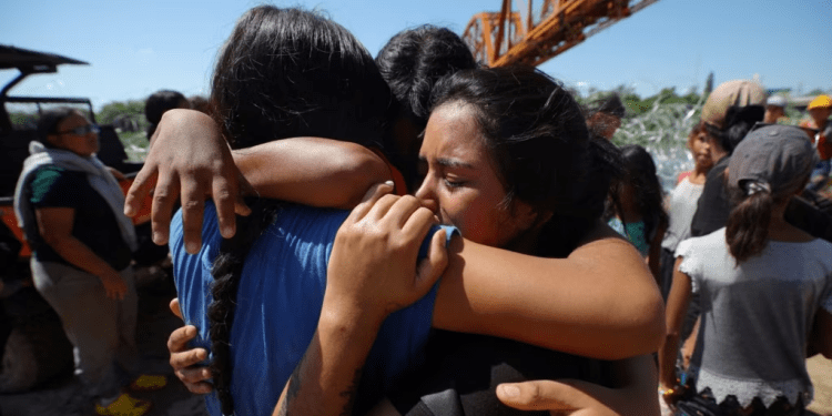 Foto de archivo. Migrantes venezolanos se abrazan después de cruzar el Río Grande y pasar a través del alambre de púas en Eagle Pass, Texas, el 28 de septiembre de 2023. REUTERS/Brian Snyder