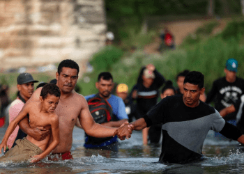 Migrantes venezolanos caminan por el río Grande en un intento de buscar asilo en EEUU, visto desde Piedras Negras, México, el 30 de septiembre de 2023. REUTERS/Daniel Becerril