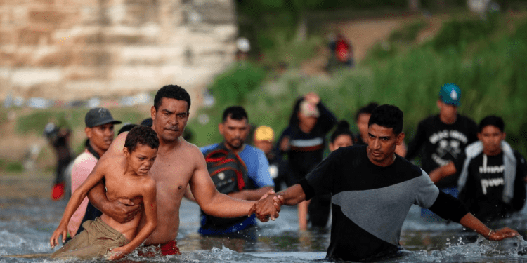 Migrantes venezolanos caminan por el río Grande en un intento de buscar asilo en EEUU, visto desde Piedras Negras, México, el 30 de septiembre de 2023. REUTERS/Daniel Becerril