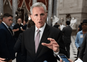 El presidente de la Cámara de Representantes de Estados Unidos, Kevin McCarthy, habla con los miembros de los medios de comunicación en el Capitolio en Washington, DC, el 2 de octubre de 2023.