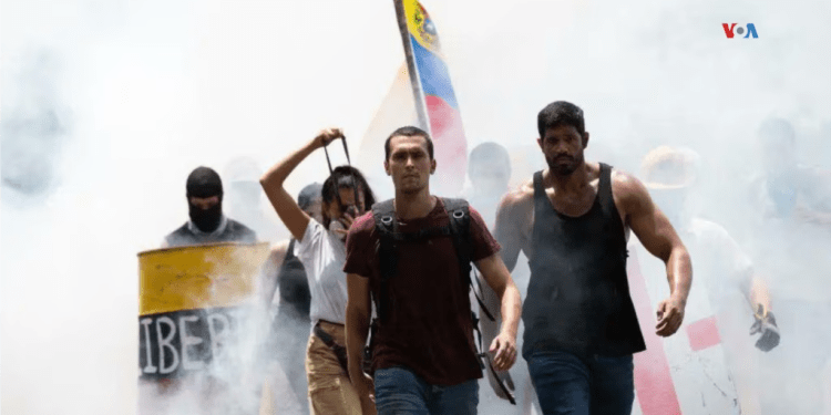 La película "Simón" narra la historia de un joven estudiante que luego de protestar y sufrir la represión en Venezuela decide emigrar en busca de asilo político.