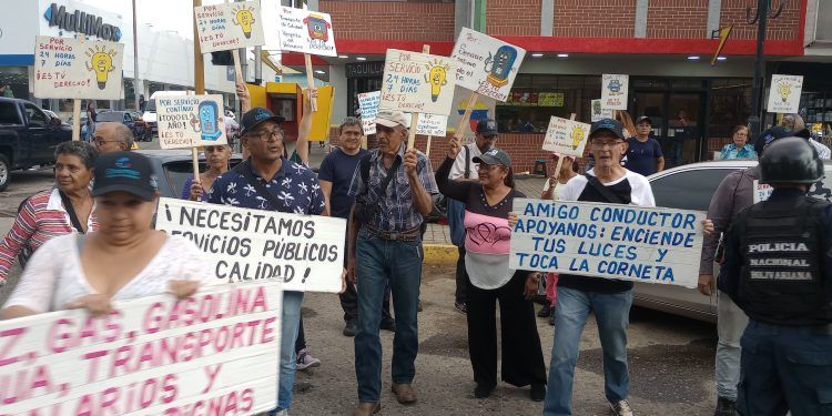 Carabobo: Miembros de la ONG Creemos Alianza Ciudadana realizaron una concentración pacífica en Valencia
