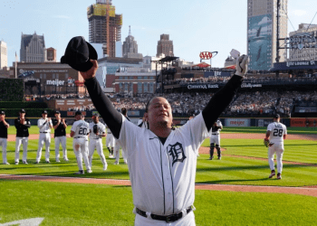 El pelotero venezolano Miguel Cabrera saluda a los fanáticos mientras lo ovacionan en el último juego de su carrera de 21 años en las Grandes Ligas, en el Comerica Park, de Detroit, este domingo 1 de octubre de 2023.