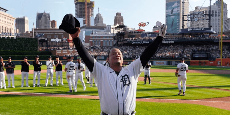 El pelotero venezolano Miguel Cabrera saluda a los fanáticos mientras lo ovacionan en el último juego de su carrera de 21 años en las Grandes Ligas, en el Comerica Park, de Detroit, este domingo 1 de octubre de 2023.
