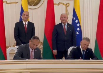 Venezuela y Belarús firman acuerdos para fortalecer conexión aérea y marítima