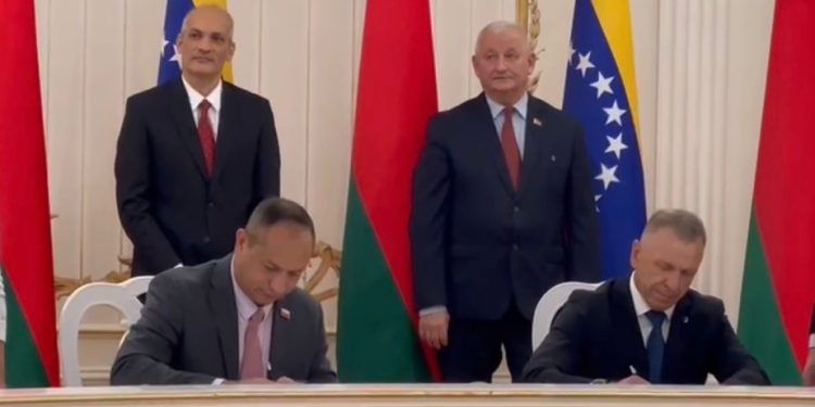 Venezuela y Belarús firman acuerdos para fortalecer conexión aérea y marítima