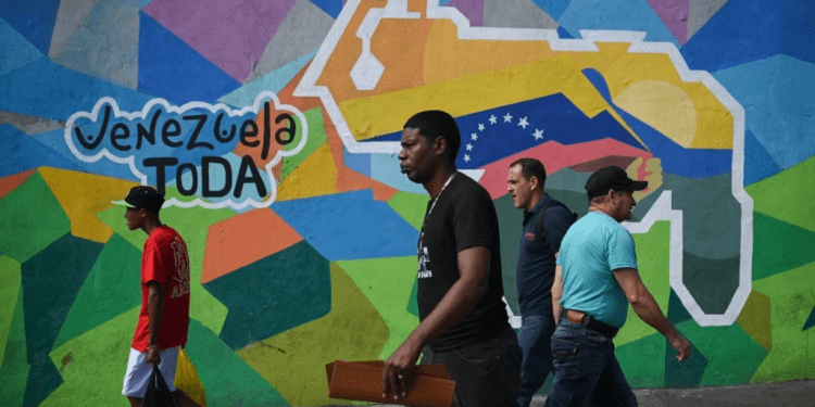 Personas caminan frente a un mural en la comunidad del 23 de Enero, en Caracas, a favor del referendo consultivo sobre el Esequibo. La votación se realizará este domingo en toda Venezuela.