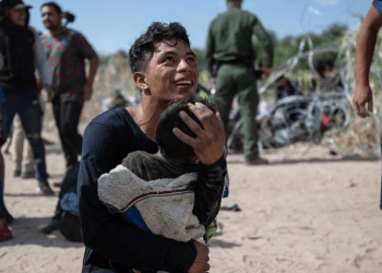 Una familia migrante venezolana reacciona luego de cruzar una barricada hacia suelo estadounidense en Eagle Pass, Texas, el 25 de septiembre de 2023. Miles de migrantes venezolanos han sido deportados desde Estados Unidos.