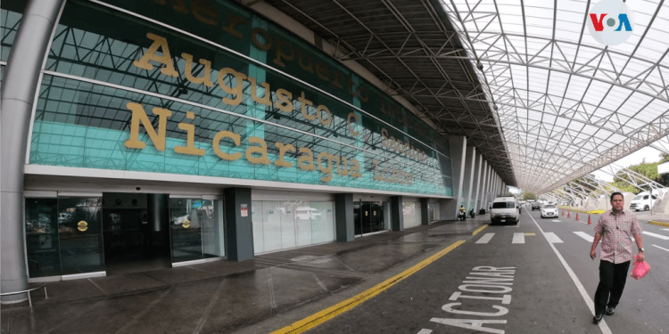 El aeropuerto Augusto César Sandino de Managua, Nicaragua, se ve desierto sin vuelos internacionales. Foto de Houston Castillo, VOA.