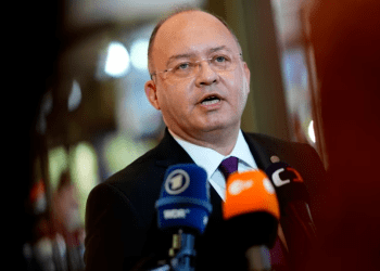 Bogdan-Lucian Aurescu conversa con la prensa en sus funciones como canciller de Rumanía, en Praga, República Checa, el 30 de agosto de 2022. El jurista fue electo este mes por la Asamblea General de la ONU como magistrado de la Corte Internacional de Justicia.