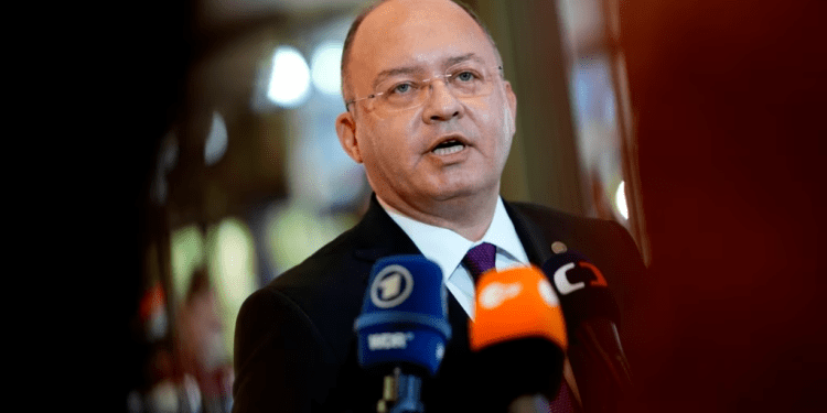 Bogdan-Lucian Aurescu conversa con la prensa en sus funciones como canciller de Rumanía, en Praga, República Checa, el 30 de agosto de 2022. El jurista fue electo este mes por la Asamblea General de la ONU como magistrado de la Corte Internacional de Justicia.